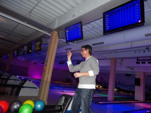 Unser Bowlingsleiter Andreas..dahinter die Bahnen in Discofarben