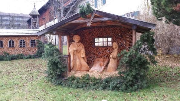 Maria und Josef mit Jesus in der Stallkrippe