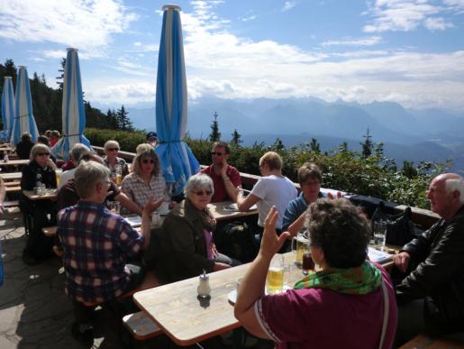 auf der Sonnenterrasse mit Blick auf Gebirge...