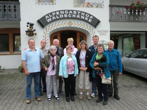 Wanderteam vorm Gasthof