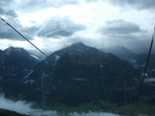 schon auf halber Höhe sieht man die schneebedeckten Berge...