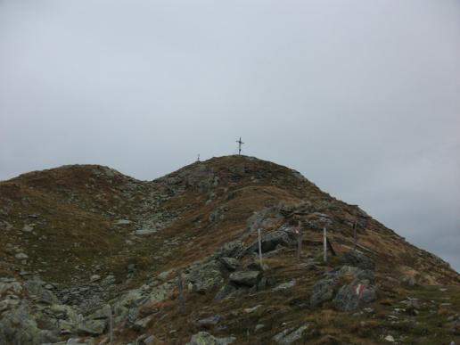 ahhh..da ist er, der Frühmesser am Gipfelkreuz...2233m hoch