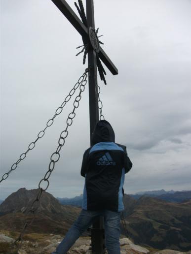 endlich hoch oben...ich muss am Kreuz festhalten..starker Sturm oben ....