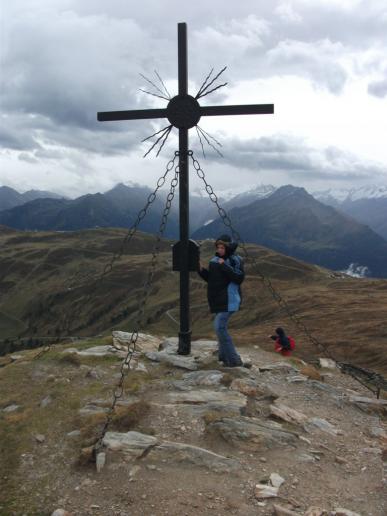 hinter dem Kreuz ..Blick auf Venediger Gruppe