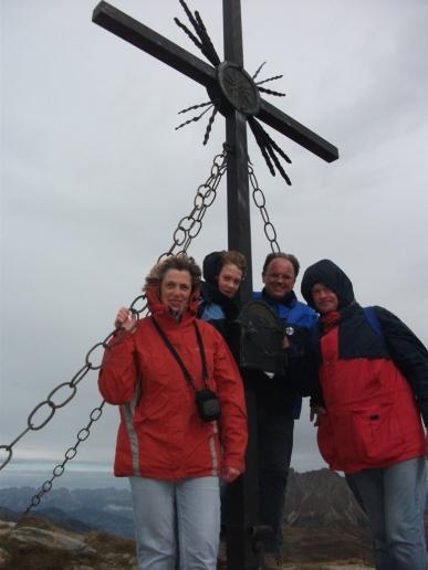 die Gesichter und Haaren vom Wind zersaut...