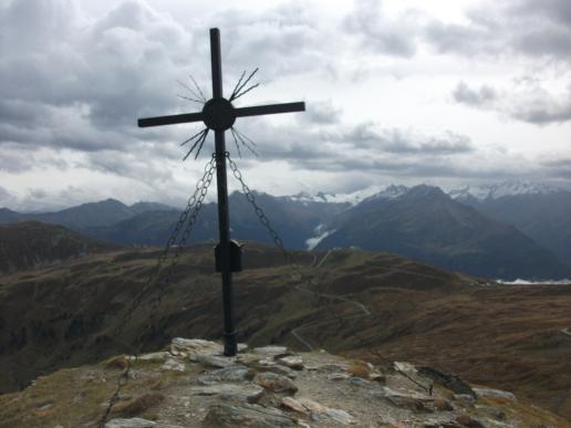 in der Ferne die schneebeckten Berge auf Hohe Tauern...