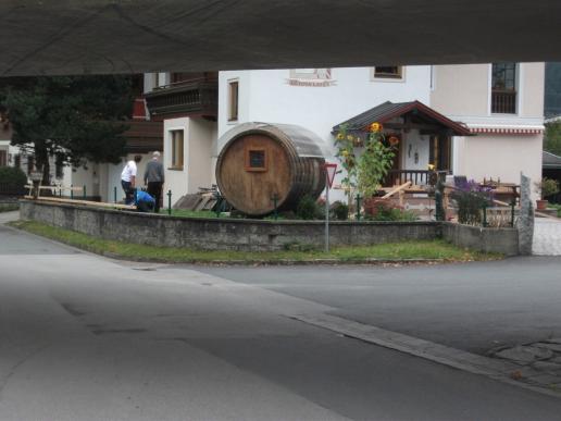 unten im Tal angekommen, eine kleiner Spaziergang in Neukirchen...ein Weinfaß...
