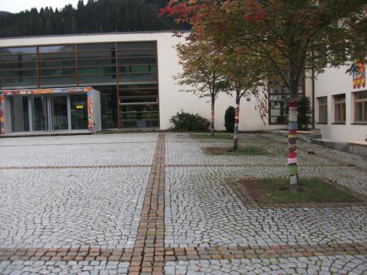 der Hof der Schule...beachte, die Stammbäume haben Wollsachen an... 