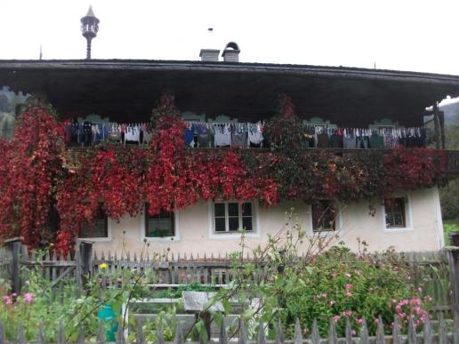 Neben der Ruine ein Haus mit aufgehängter Wäsche---viele Strümpfe und Hemden...