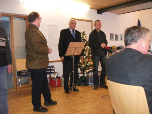 ...Herr Dr. Bernhard Maier, Stadtrat von Neu-Ulm hält eine Rede....daneben rechts Pastoralreferent Michael Geisberger übersetzt in Gebärdensprache...