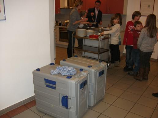 ...gleich gibt es Abendessen....im Vordergrund 2 große Container....