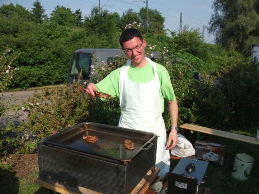 ...unser Grillmeister bereitet für Abendessen vor....