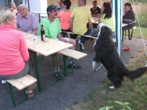 ...der Hund macht auch beim Sommerfest mit...