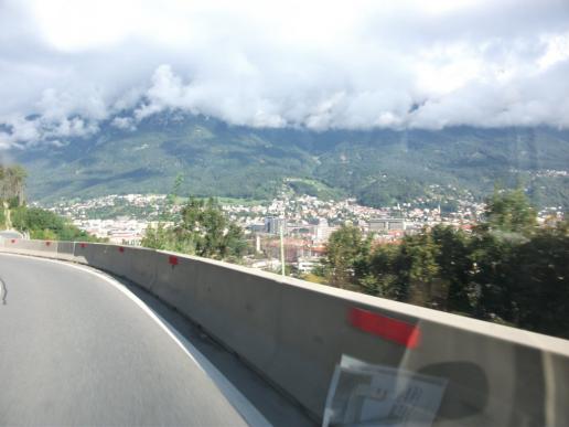 ...weiter fahren..immer mit Blick auf Innsbruck und die Berge...