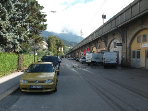 ...vor Gehörlosenzentrum eine gewaltige Eisenbahnbrücke mit vielen Bögen...