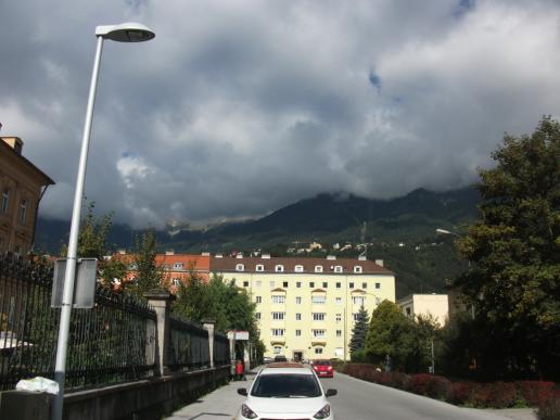 ...die Berge hüllen sich noch in Wolken...