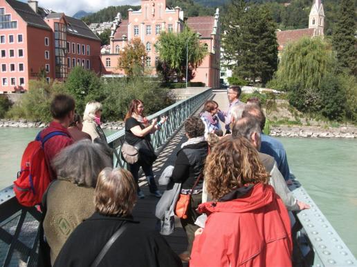 ...Besonderheit auf der Brücke...Liebeschlösser  an den Gittern...