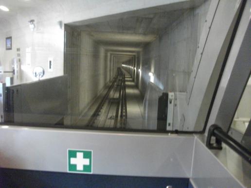 ...jetzt geht los...durch den Tunnel...