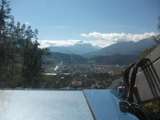 ...im Hintergrund die Berge auf südlicher Seite von Innsbruck...