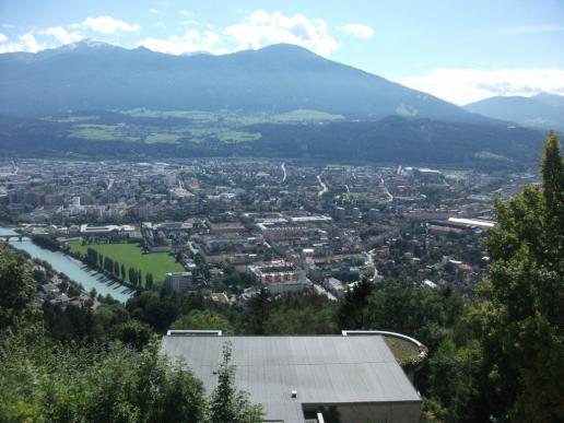 ...Innsbruck liegt eingebettet im Tal zwischen den Bergen...