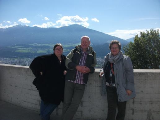 ...ein Mann mit 2 Frauen...im Hintergrund Patscherkofel...