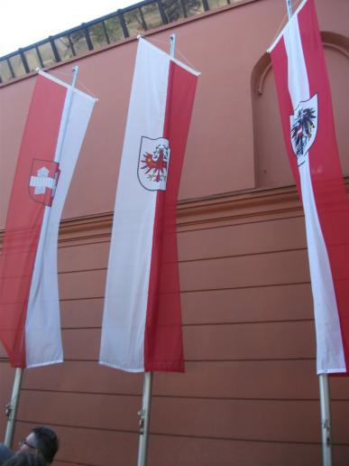 ...die Flaggen ...rechts Österreich, Mitte Tirol , linkes Innsbruck alle in rot-weiss Farbe...