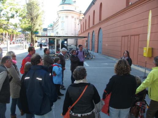 ...im Hintergrund der Hofburg...