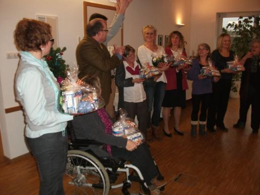 Die Frauen bekamen Geschenkteller mit Backwaren...