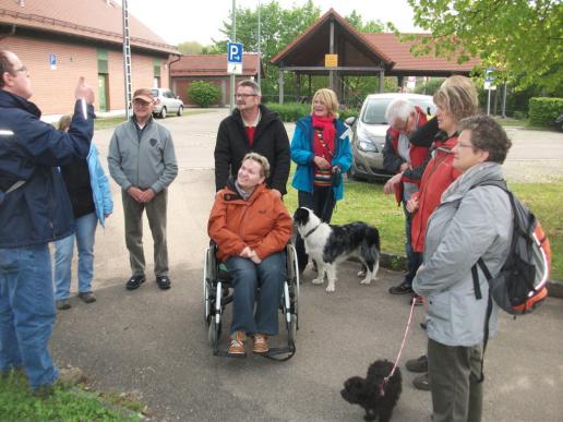 ...Die Hunde und eine Rollifahrerin sind auch dabei....