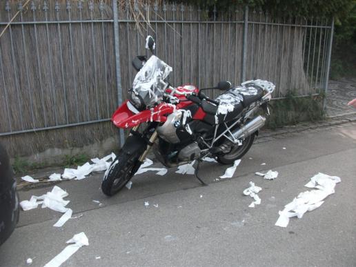 ...Los gehts...auf dem Weg haben die "Hexen" (Walpurgisnacht) ein Motorrad mit Rasierschaum beschmiert...