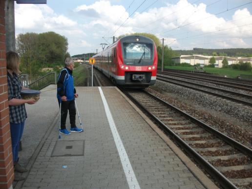 ...Zug fährt ein in Bahnhof Gessertshausen...