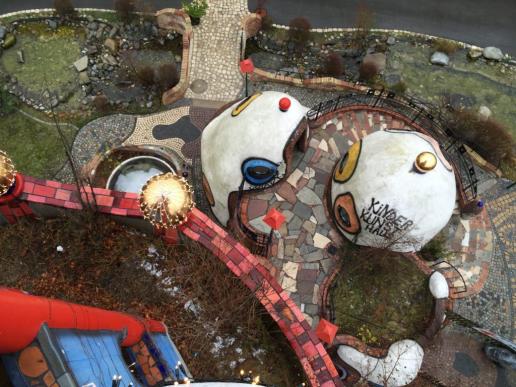Blick auf Kinderhaus in Hundertwasser-Gemälde