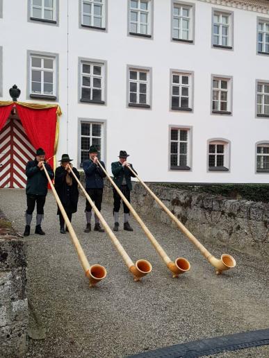 Blashornbläser vor Schloß Tüssing...