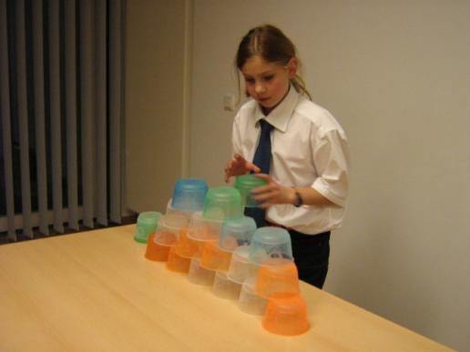 ...5. Spiel - Pyramide aus Becher herstellen...