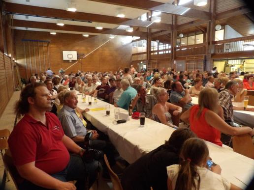 Der Festsaal hat sich gefüllt...