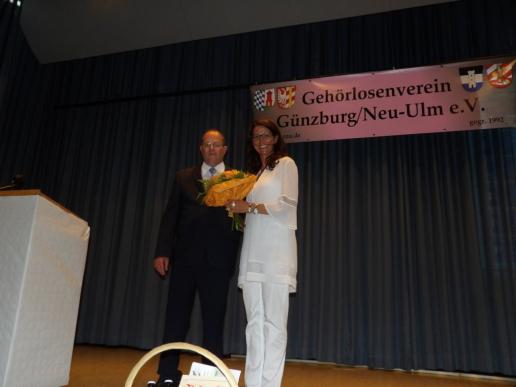 Peter dankt Stephanie Denzler mit einem schönen Blumenstrauß